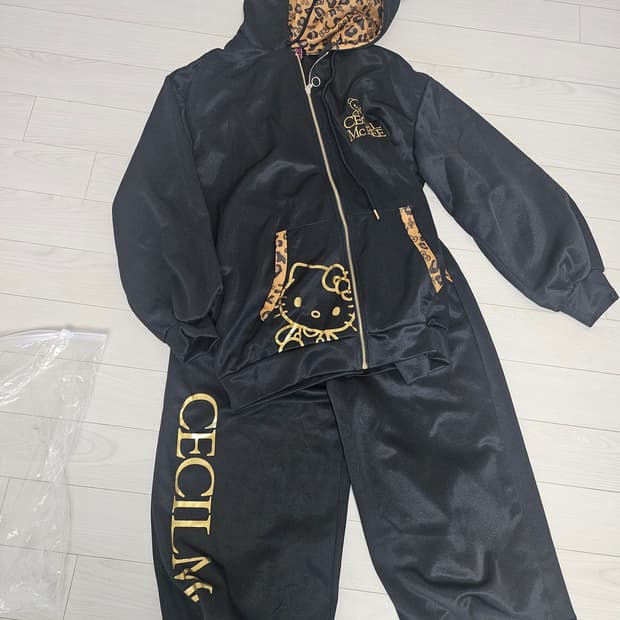 세실맥비 헬로키티 콜라보 트레이닝셋업
