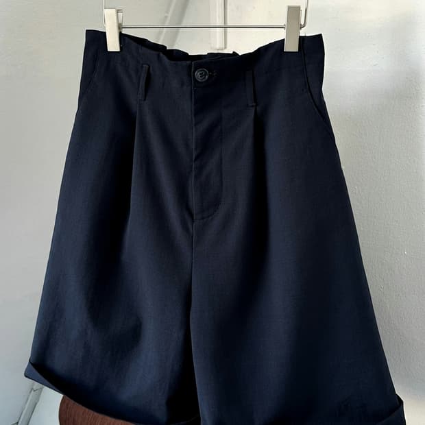 Wide straight silhouette half pants