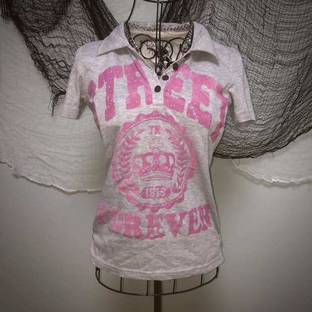 Gray pink lettering collar T