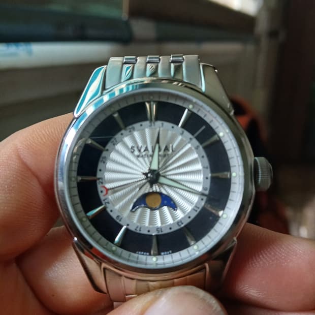 스발바르 문페이즈 쿼츠시계입니다.