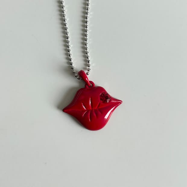 큐빅 입술 목걸이