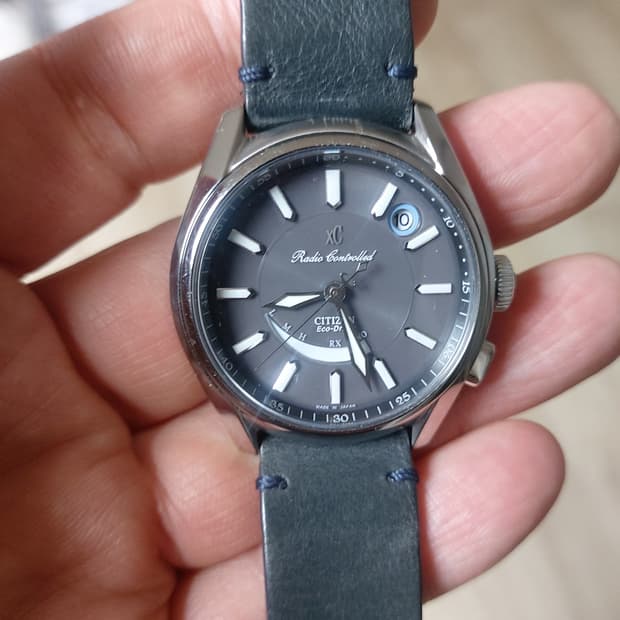 시티즌 XC 라디오 컨트롤 에코드라이브 시계입니다. 깔끔한 디자인에 고급