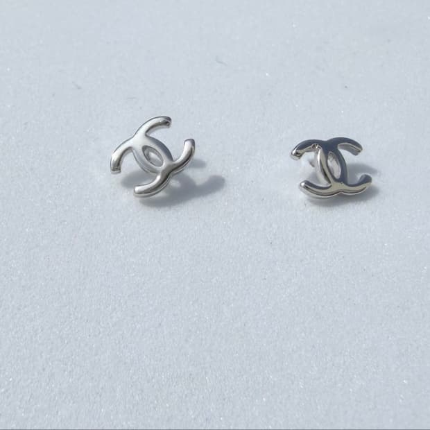 샤넬 미니 로고 이어링 실버