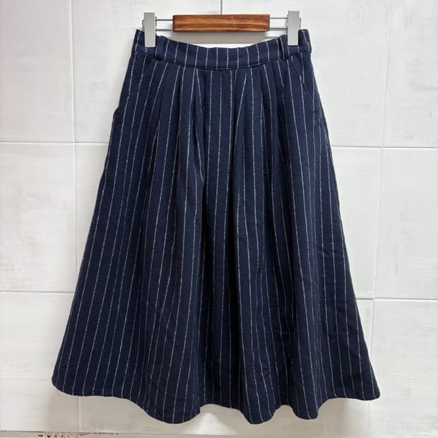 네이비 핀스트라이프 핀턱 밴딩 플레어 스커트 (JPN)