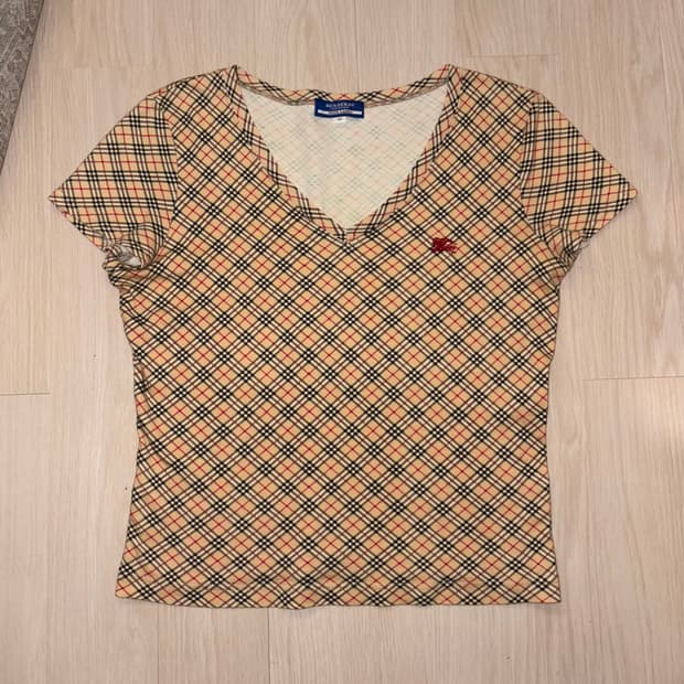 버버리 브이넥 티셔츠