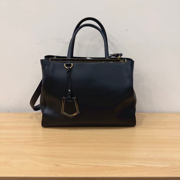 펜디 토트백 사피아노 레더 골드 메탈 바 프레임 디테일 블랙