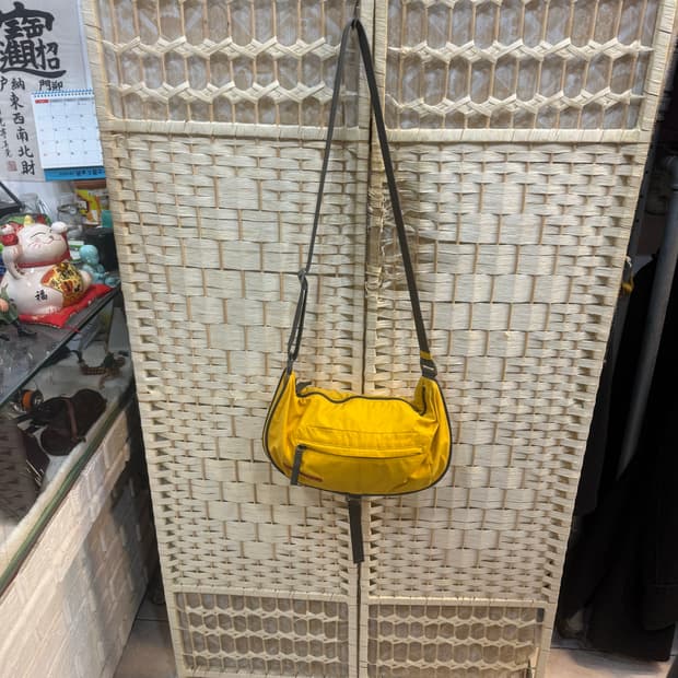 정품 프라다 스포츠 반달 크로스백 팝니다