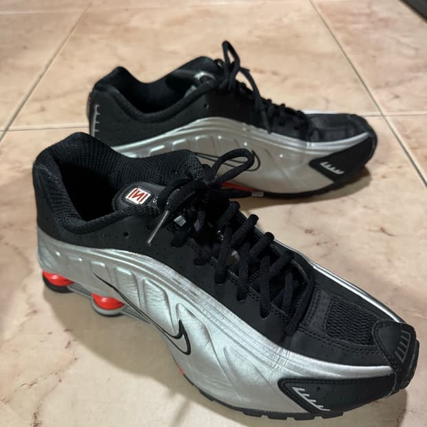 나이키 샥스 R4 메탈릭 실버 레드 