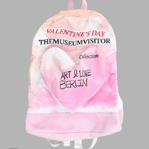 더뮤지엄비지터 발렌타인데이 멀티 스프레이드 백팩