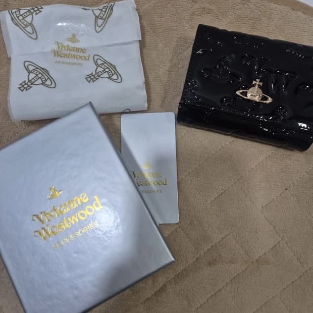 비비안웨스트우드 여성 삼단 반지갑 에나멜 동전지갑