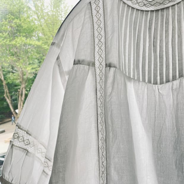  화이트 핀턱블라우스