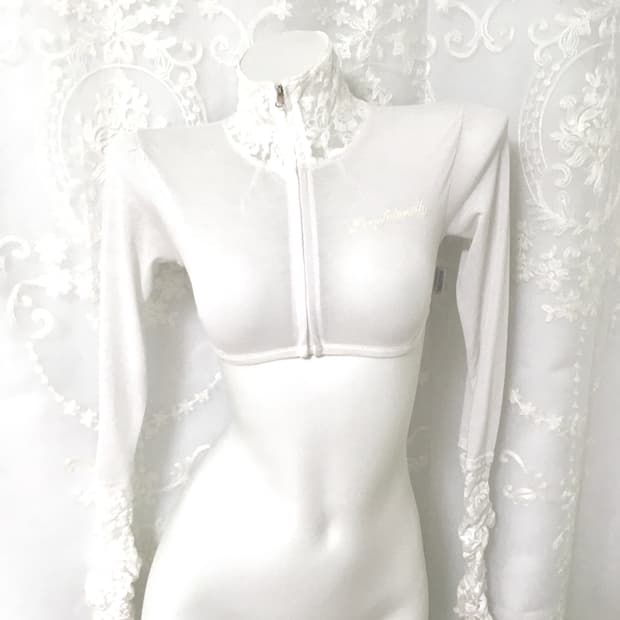 스컬프터 화이트 레이스 크롭 집업 캐스퍼 