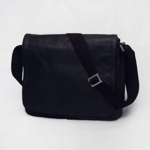 아르마니 (EA) 모노그램 비텔로 카프스킨 레더 플랩 메신저백