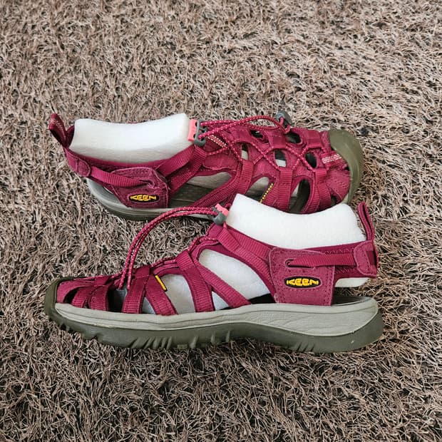 킨(KEEN) 버건디 위스퍼 스트렙 샌들 240size