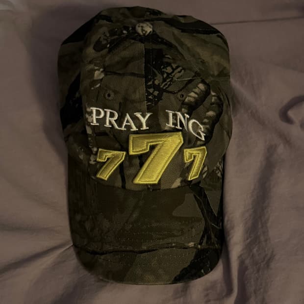 praying 777 카모 캡