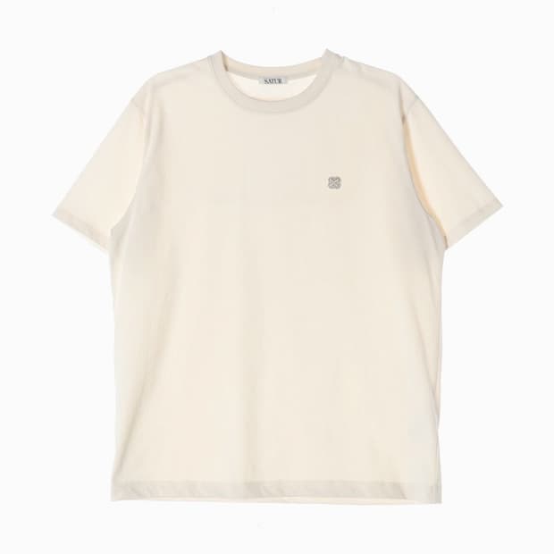 SATUR 로고 자수 크림 반팔 티셔츠