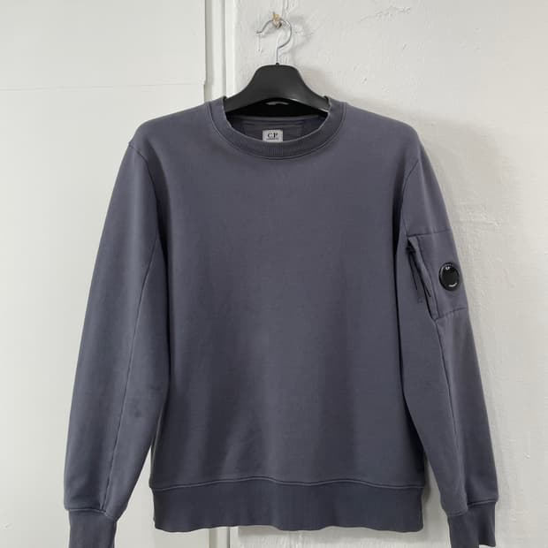 CP 컴퍼니 렌즈 맨투맨