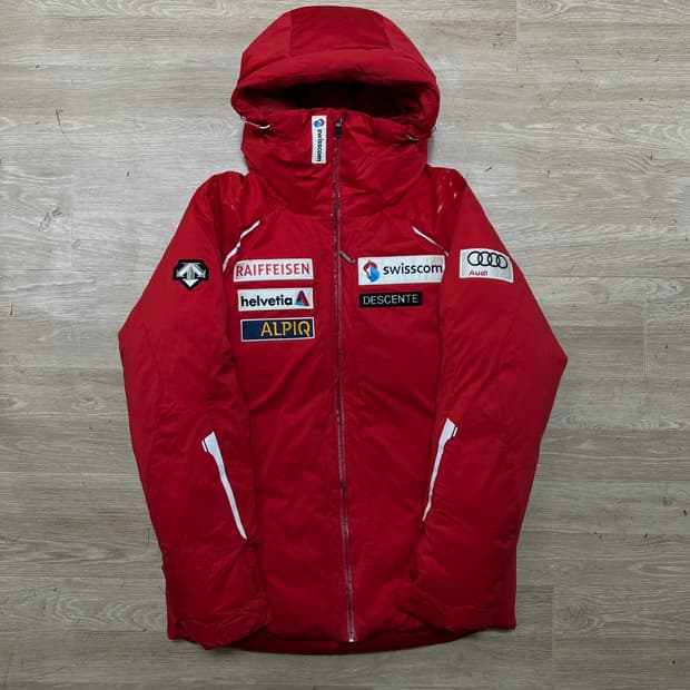 데상트 아우디 덕다운 스위스팀 후드 패딩 점퍼 [레드] S/90