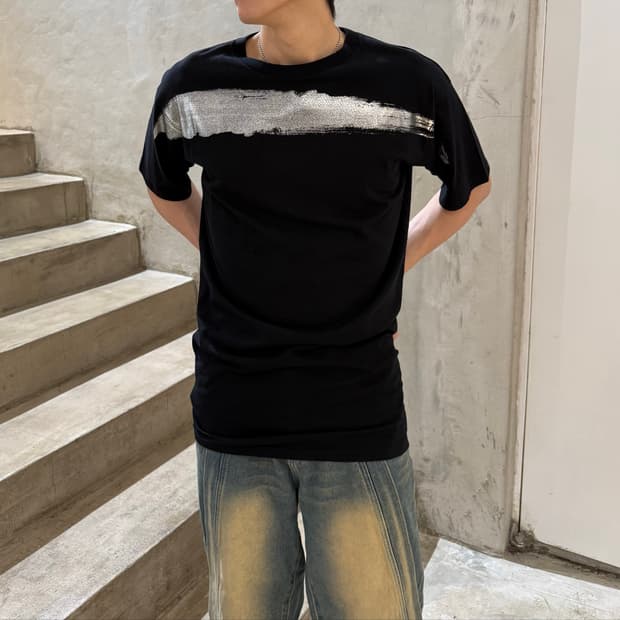 MM6 메종 마르지엘라 볼드 실버 브러쉬 페인팅 아방가르드 티셔츠
