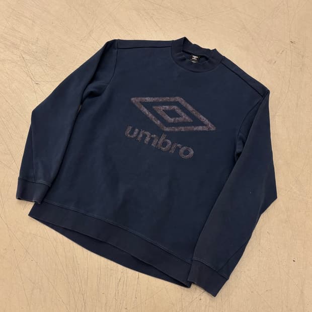 엄브로 빅로고 네이비 맨투맨