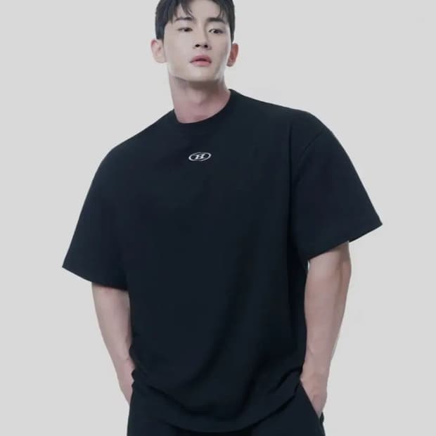 본투윈 크롬로고 블랙 오버핏 티셔츠