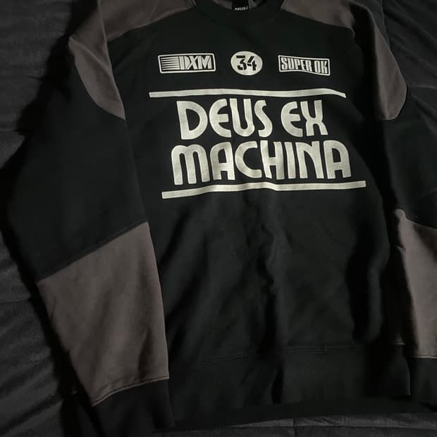 데우스 엑스 마키나 맨투맨 티