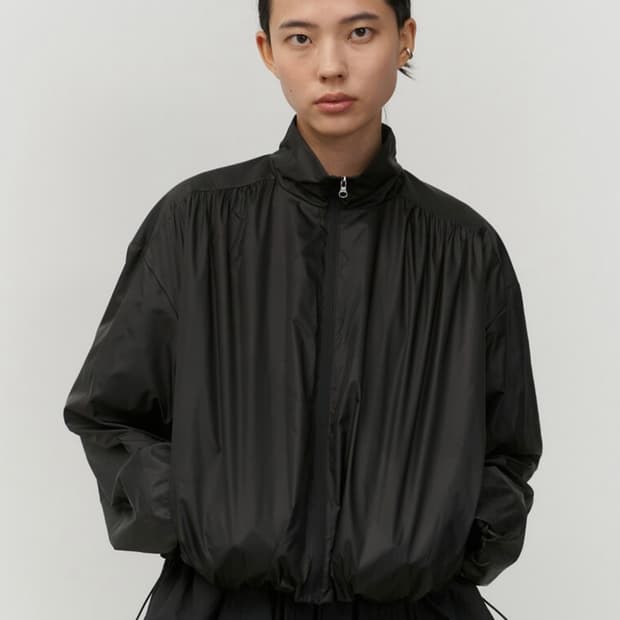 아모멘토 볼륨 크롭 바람막이 블랙