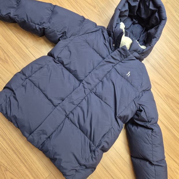 헤지스 키즈 남아용 패딩 점퍼 165 사이즈입니다. 짙은 네이비 색상이라