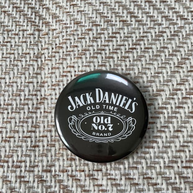 잭 다니엘 버튼 벳지