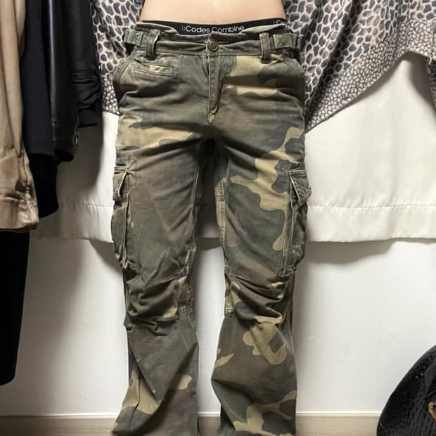 빅포켓 디테일 카모 카고팬츠 