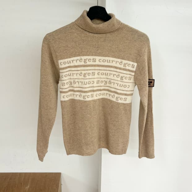 꾸레쥬 로고 하이넥 니트 스웨터