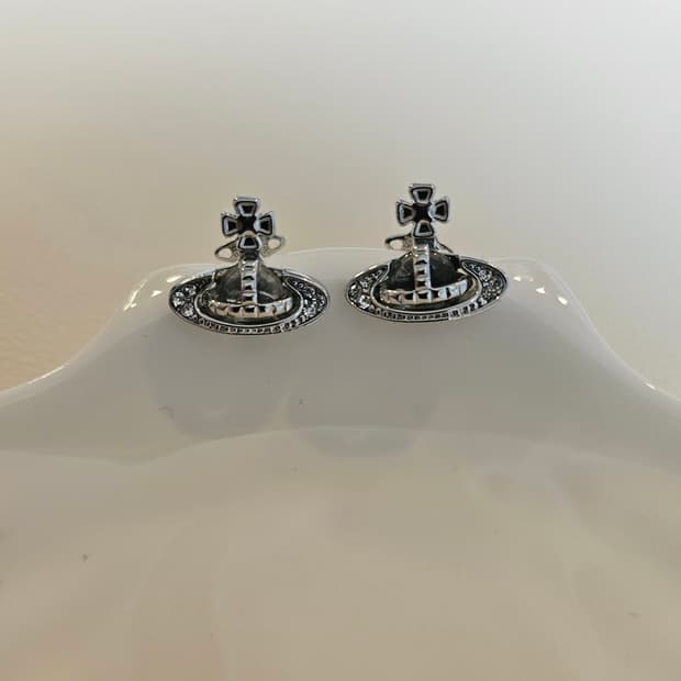 비비안웨스트우드 업사이클링 크리스탈 은장 귀걸이