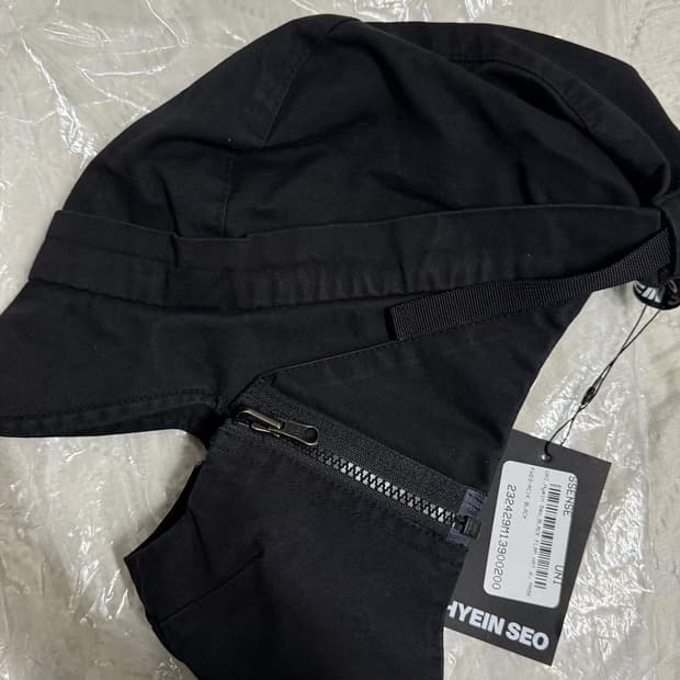 혜인서 플랩햇 블랙