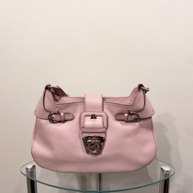 페레가모 간치니 버클 레더 숄더백