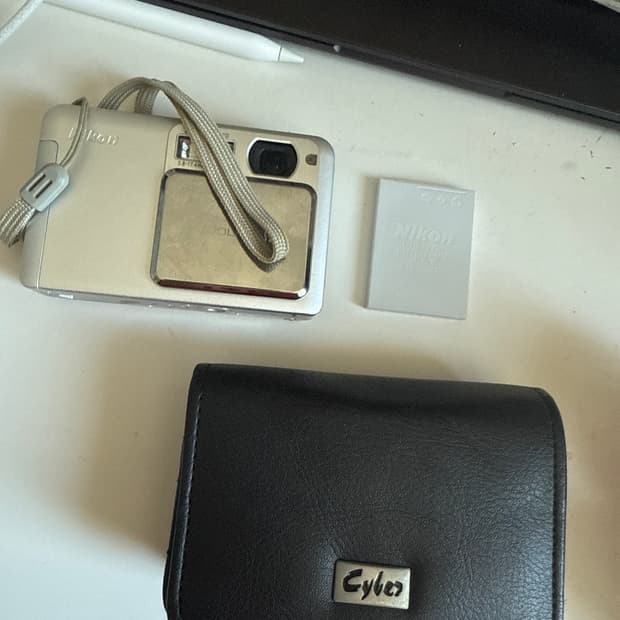 2005년에 니콘에서 출시한 쿨픽스 S2입니다