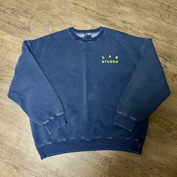 아이앱스튜디오 피그먼트 스웨트셔츠 네이비