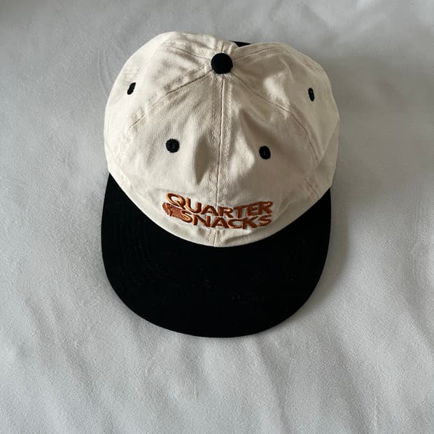 쿼터스낵스 모자