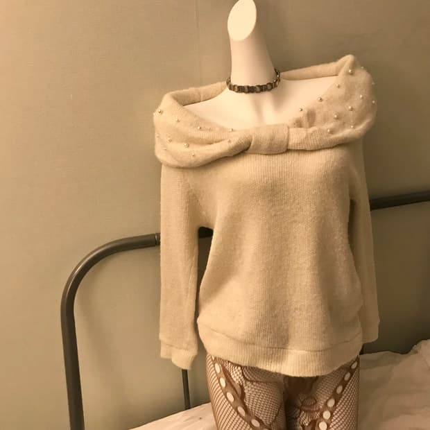 Ingni 잉그니 라떼갸루 달천깔 진주 리본 오프숄더 니트