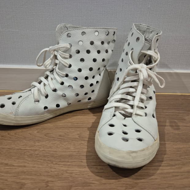 화이트 펀칭 스니커즈  240