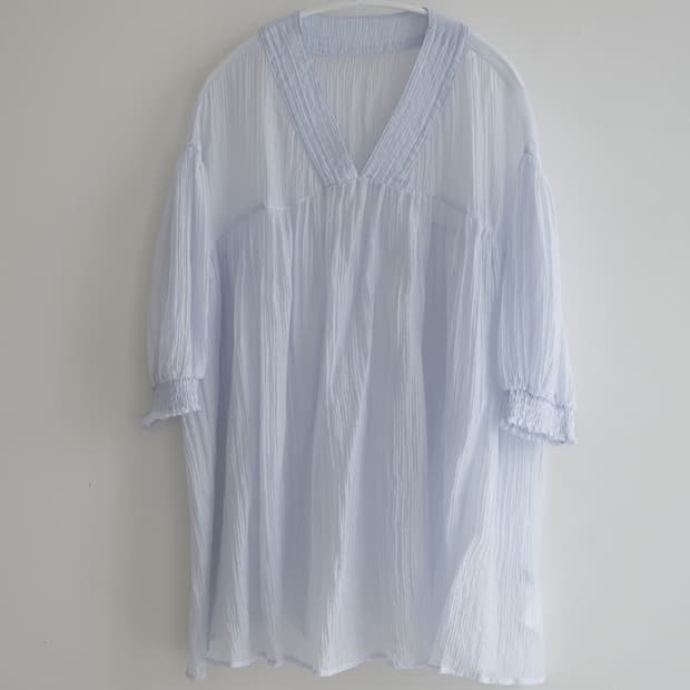  RIRIEL 하늘색 브이넥 블라우스