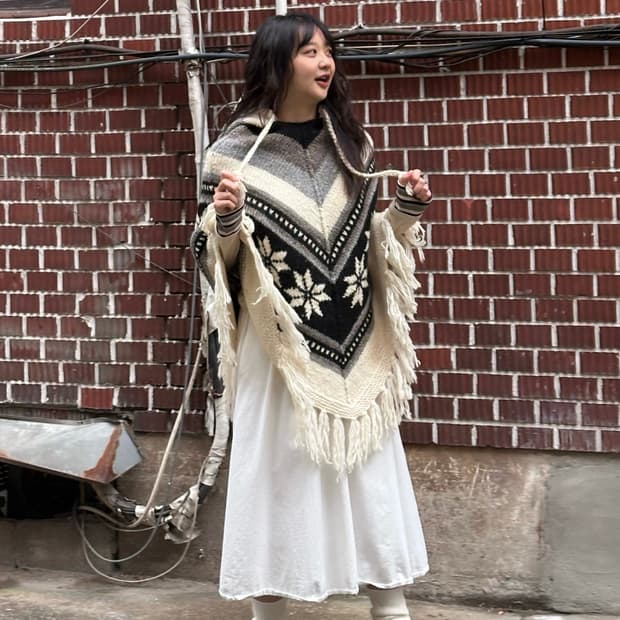 모리 노르딕 후드 케이프 스트라이프 목폴라 화이트 스커트 코디세트