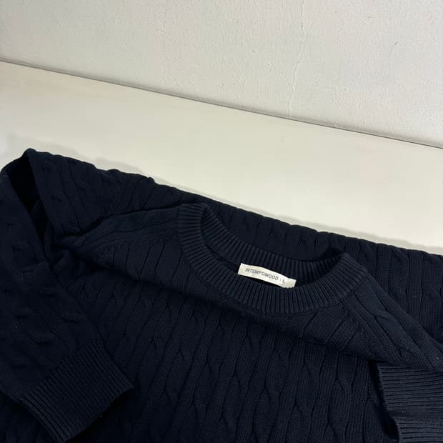 L 인템포무드 다크네이비 루즈핏 라운드 꽈배기니트