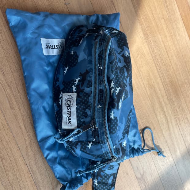 메종키츠네 이스트팩 콜라보 한정판 힙색