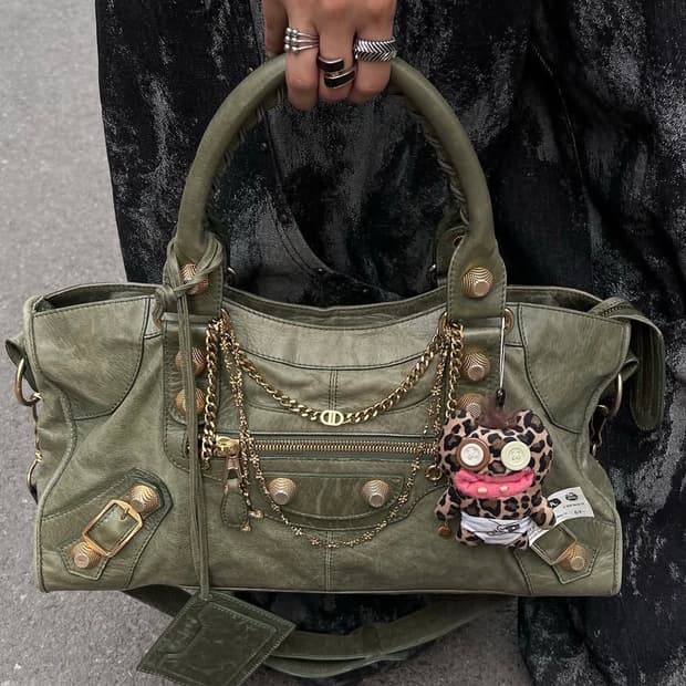 발렌시아가 모터백 그린 (올리브) 색 구합니다 ㅜㅜㅜㅜ