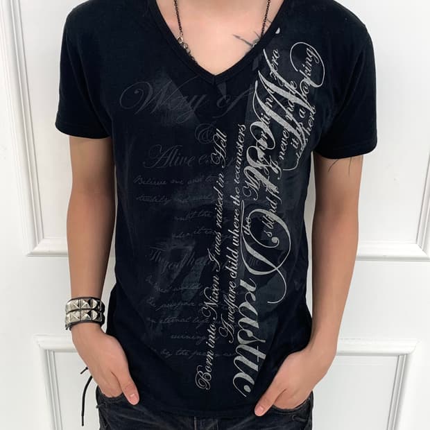 Clash lettering detail v-neck t shirt  
