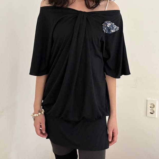 오프숄더 블랙 미니 드레스