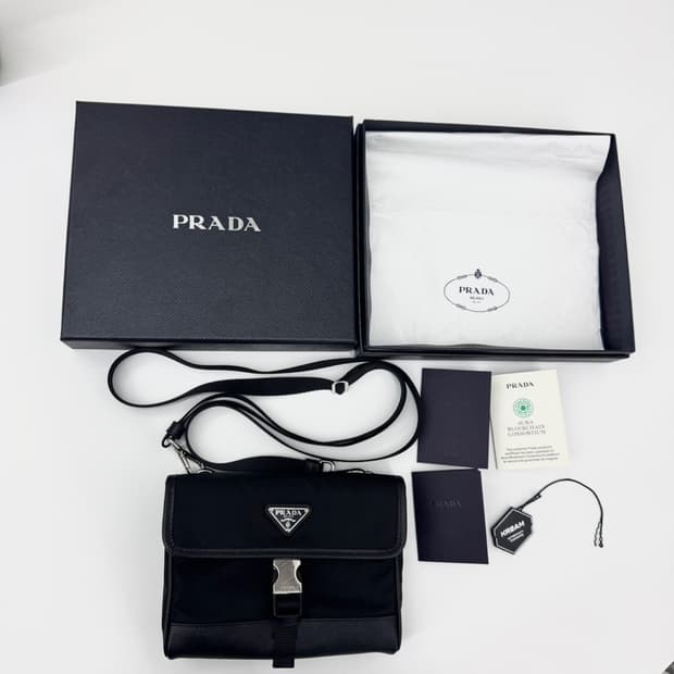 [백화점] 프라다 리나일론 앤 사피아노 레더 스마트폰 케이스 