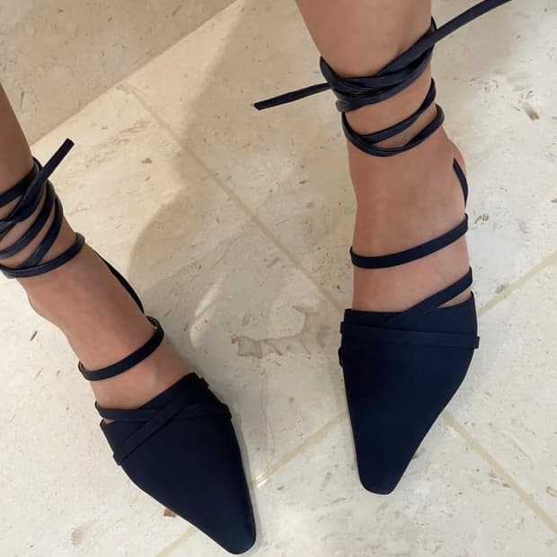 마뗑킴 스틸레토 스트랩 힐-블랙250