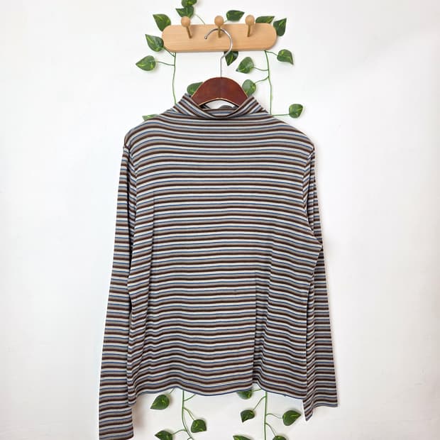 스트라이프 하이넥 니트