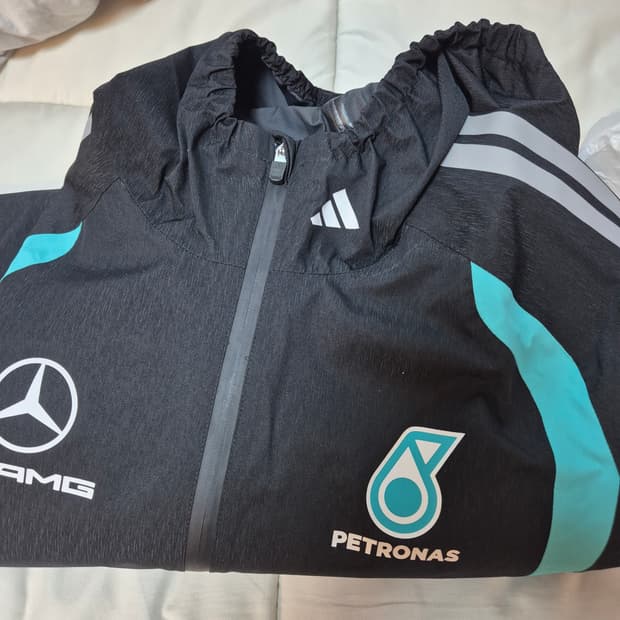 아디다스 x 메르세데스 AMG 페트로나스 F1 팀 메카닉스 레인 자켓